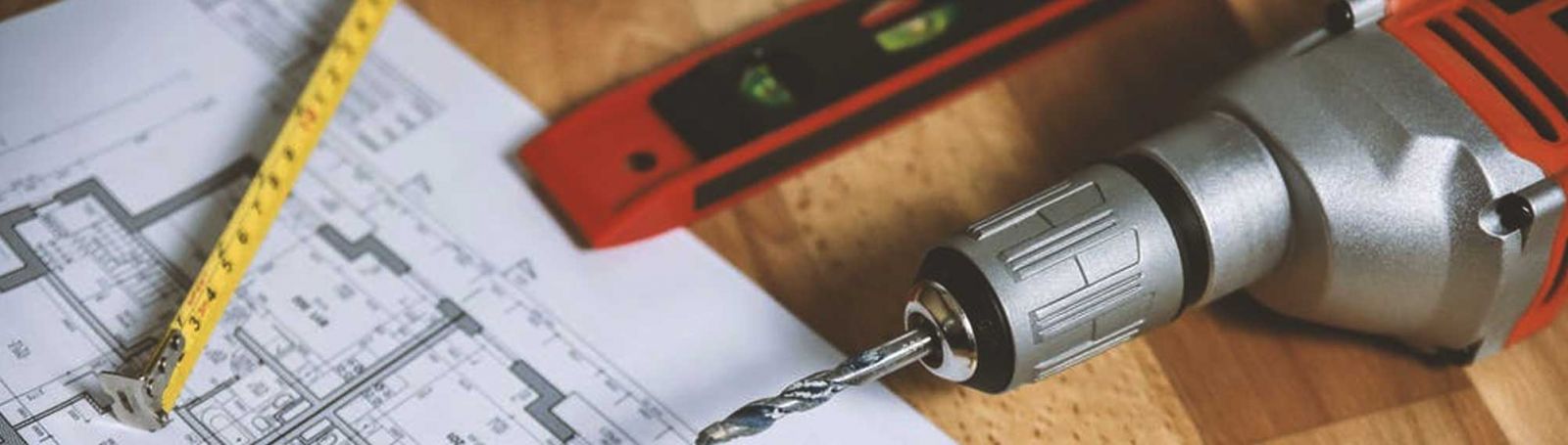 Imagen contiene fotografía de instrumentos de medida y construcción ubicados sobre un plano arquitectónico.
